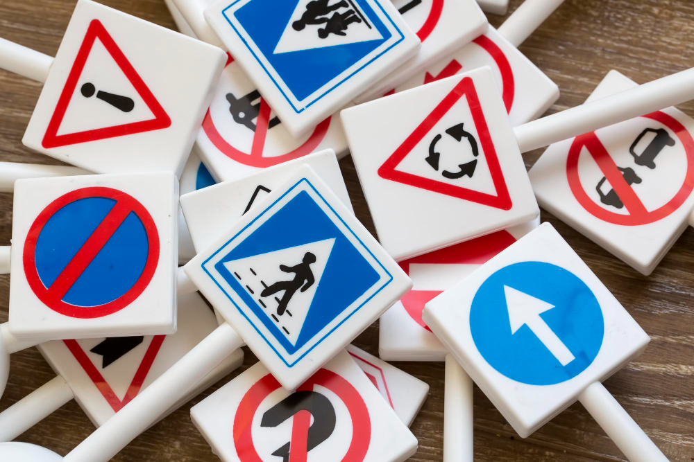Stapel mit Verkehrszeichen – Thema 3: Schilderkunde