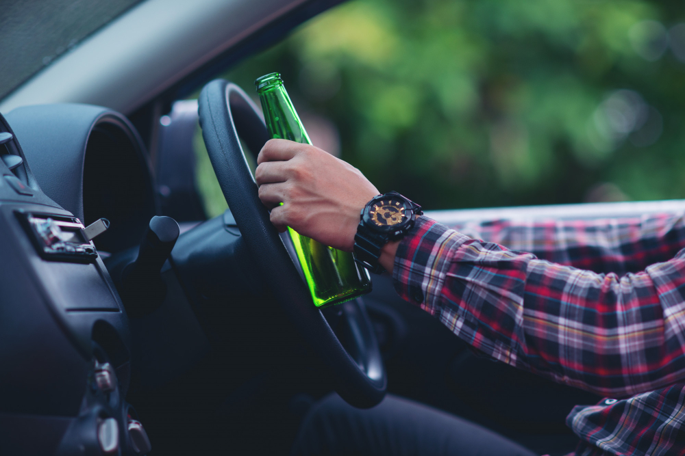 Fahrschüler liest Unterlagen – Thema 1: Risikoverhalten im Straßenverkehr