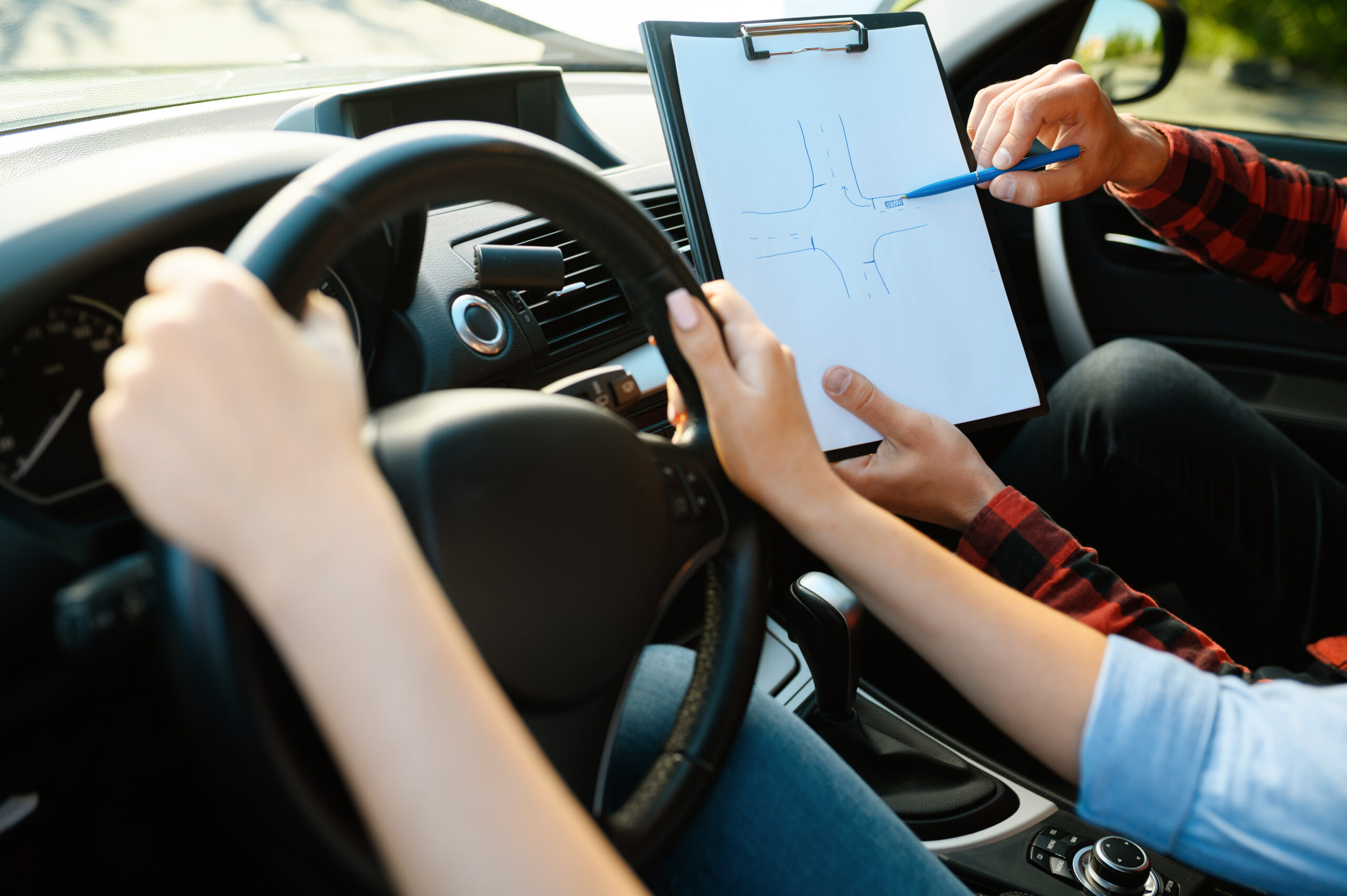 Fahrlehrer erklärt Theorie auf Tablet während der Fahrstunde in Hamburg