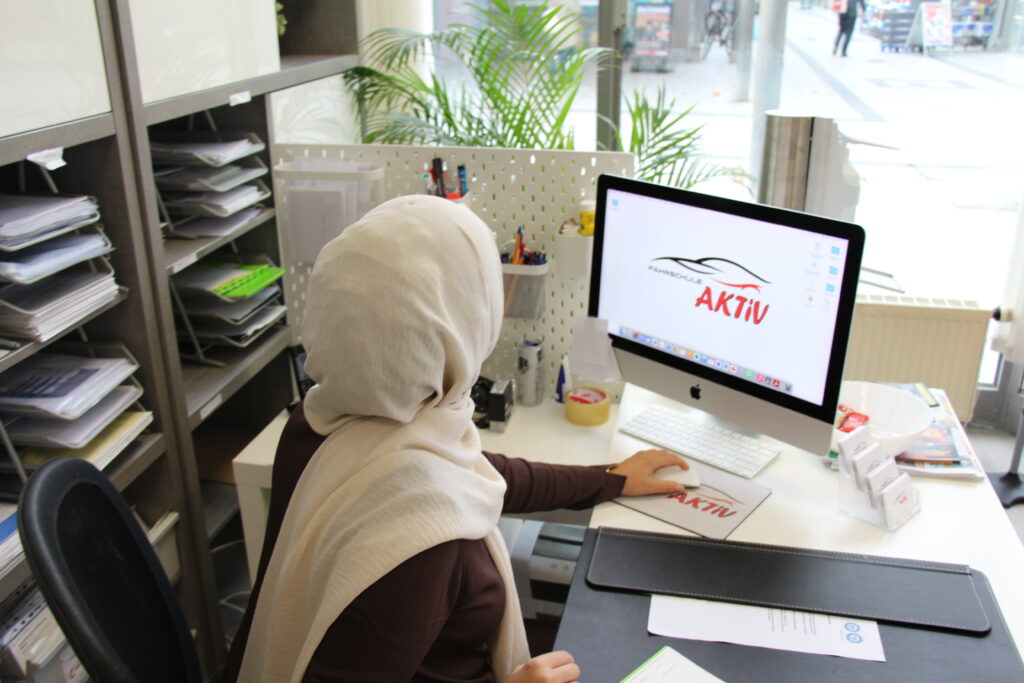 Fahrschülerin übt Achtsamkeit in der Fahrschule, um stressfrei zu lernen in Hamburg