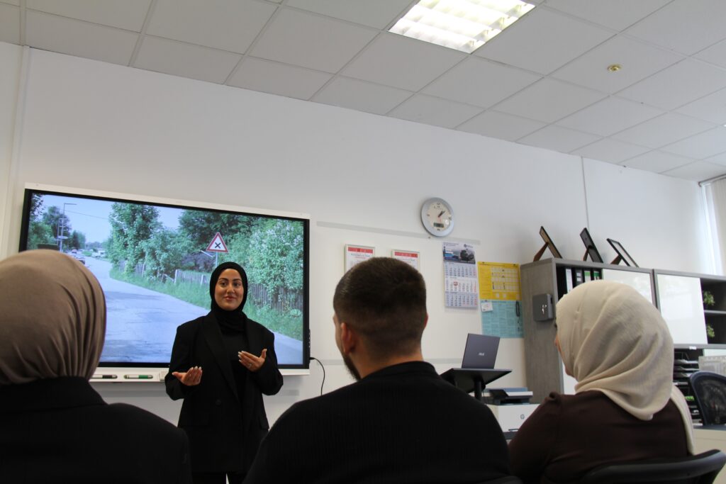 Mentale Fahrkompetenz: Wie psychologische Stärke deine Fahrsicherheit steigert 1 Fahrkompetenz Fahrschülerin trainiert ihre mentale Fahrkompetenz mit Fahrlehrer in Hamburg