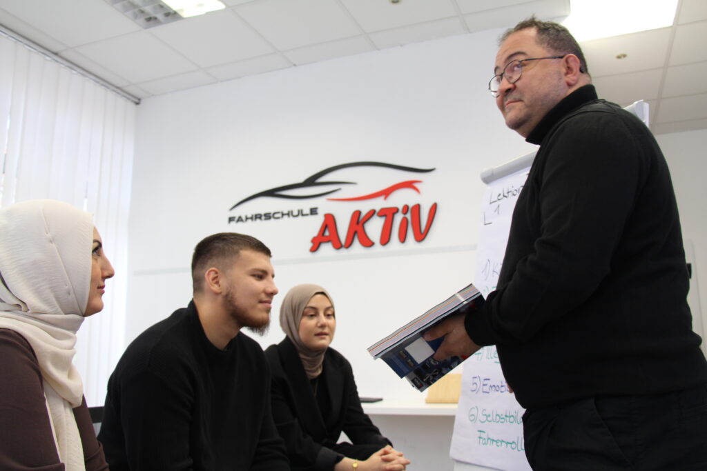 Fahrschülerin fährt konzentriert durch Hamburgs Stadtverkehr und meistert Reizüberflutung beim Autofahren