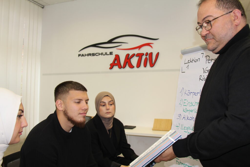 Fahrschülerin bleibt im Stau in Hamburg ruhig und konzentriert am Steuer